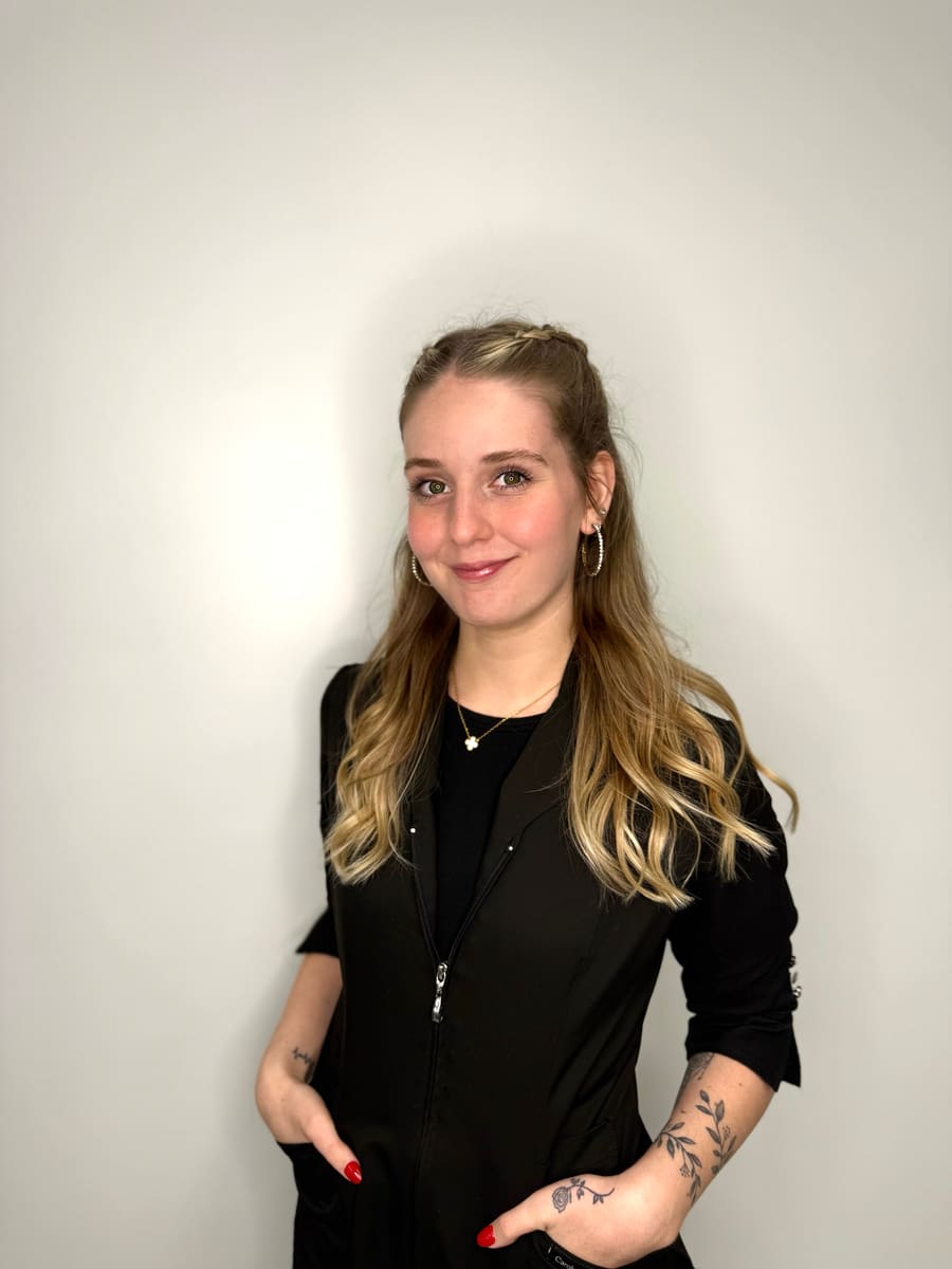 Anne-Sophie — Praticienne en Head Spa, gestionnaire des réseaux sociaux et assistante de Cynthia chez Coiffure Cynthia